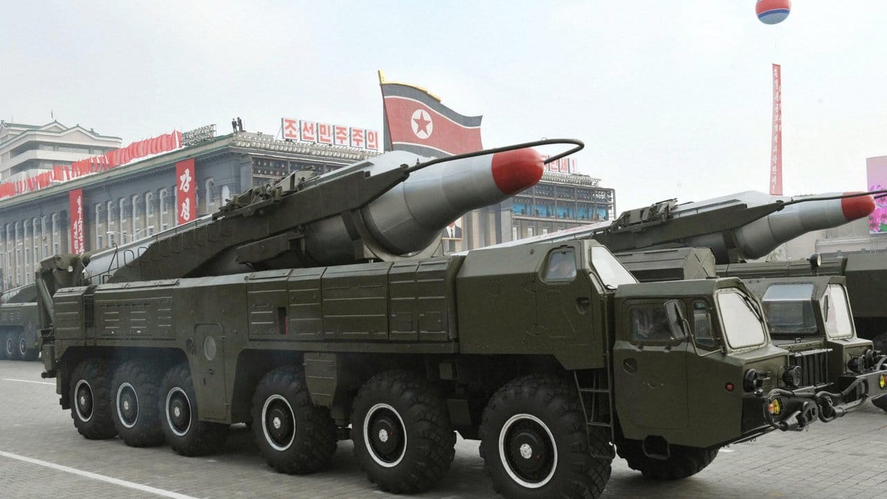 Eine nordkoreanische Musudan-Rakete wird bei einer Militärparade durch die Straßen von Pjöngjang gefahren. Eine nordkoreanische Musudan-Rakete wird bei einer Militärparade durch die Straßen von Pjöngjang gefahren.