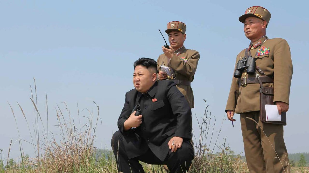 Nordkoreas Machthaber Kim Jong Un bei der Beobachtung eines Militärmanövers. Nordkoreas Machthaber Kim Jong Un bei der Beobachtung eines Militärmanövers.