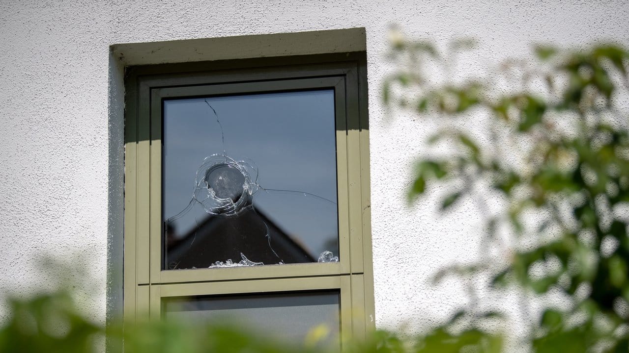 Eingeworfenes Fenster der Polizeiinspektion Starnberg.