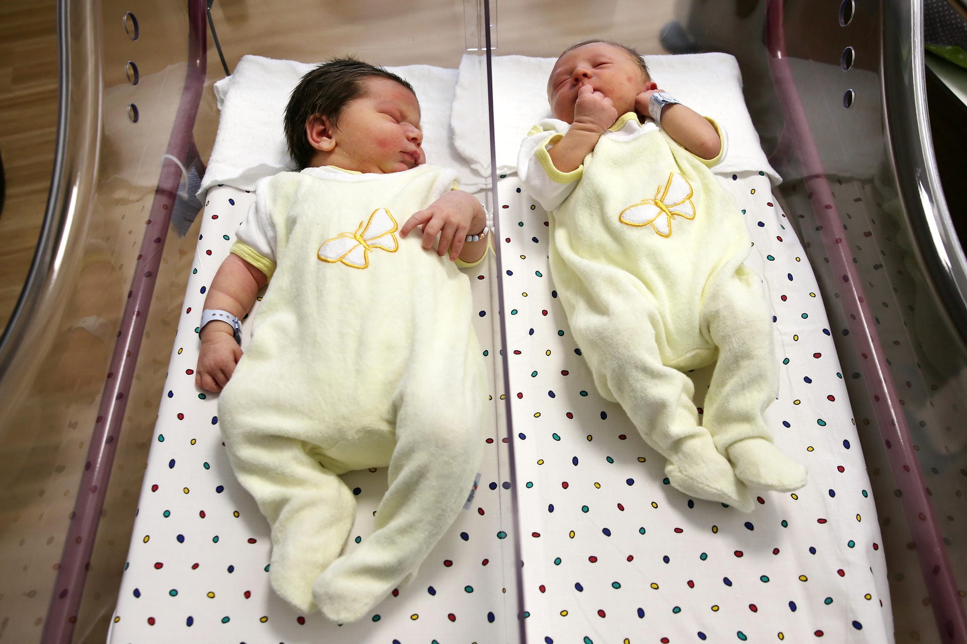 Die Neugeborenen Vincent Martin (links) und Emil Theodor liegen im Krankenhaus nebeneinander.