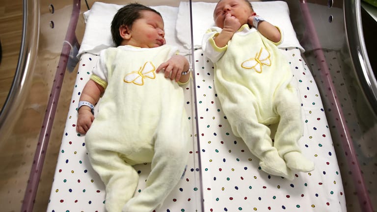 Die Neugeborenen Vincent Martin (links) und Emil Theodor liegen im Krankenhaus nebeneinander.