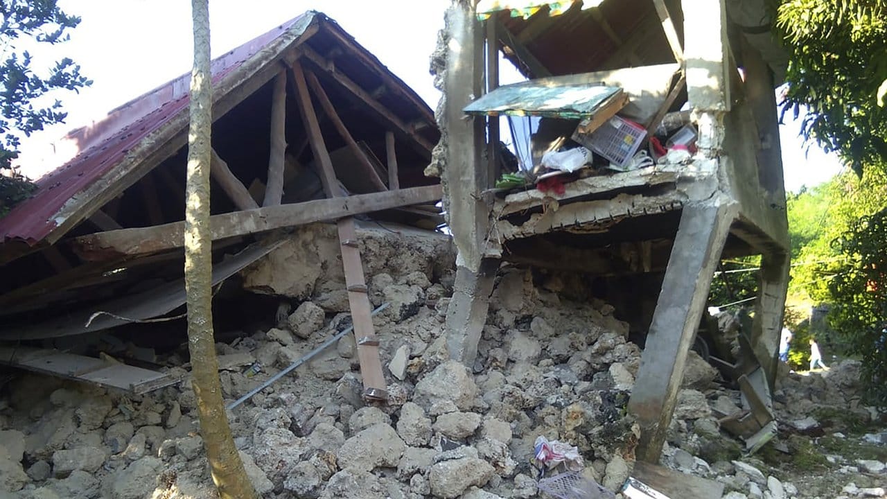 Schäden an einem Haus im Ort Itbayat.