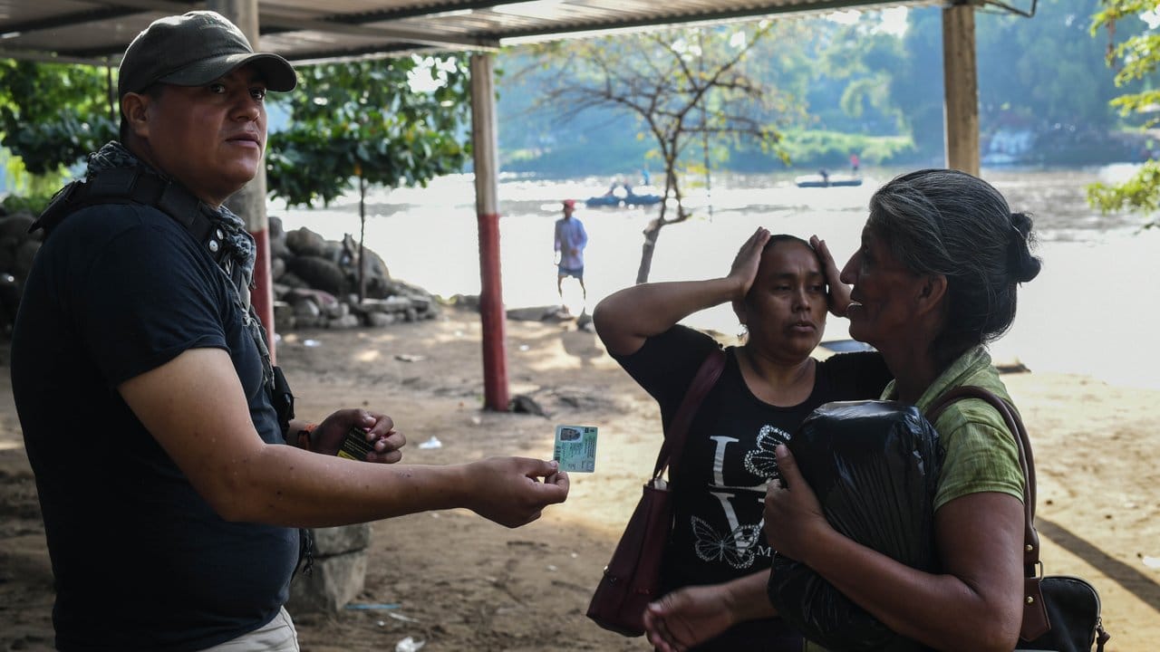 Ein Mitarbeiter der mexikanischen Einwanderungsbehörde verweigert zwei Frauen aus Guatemala die Einreise.