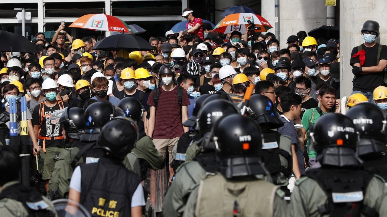 In Hongkong sind am Samstag trotz eines Polizeiverbots wieder Menschen auf die Straße gegangen.