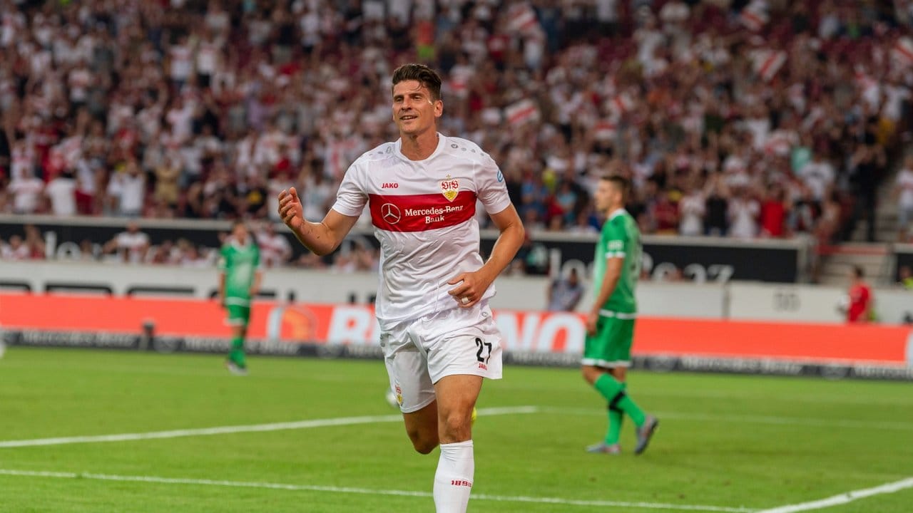 Ex-Nationalspieler Mario Gomez feiert sein Tor zum 1:0 gegen Hannover. Ex-Nationalspieler Mario Gomez feiert sein Tor zum 1:0 gegen Hannover.