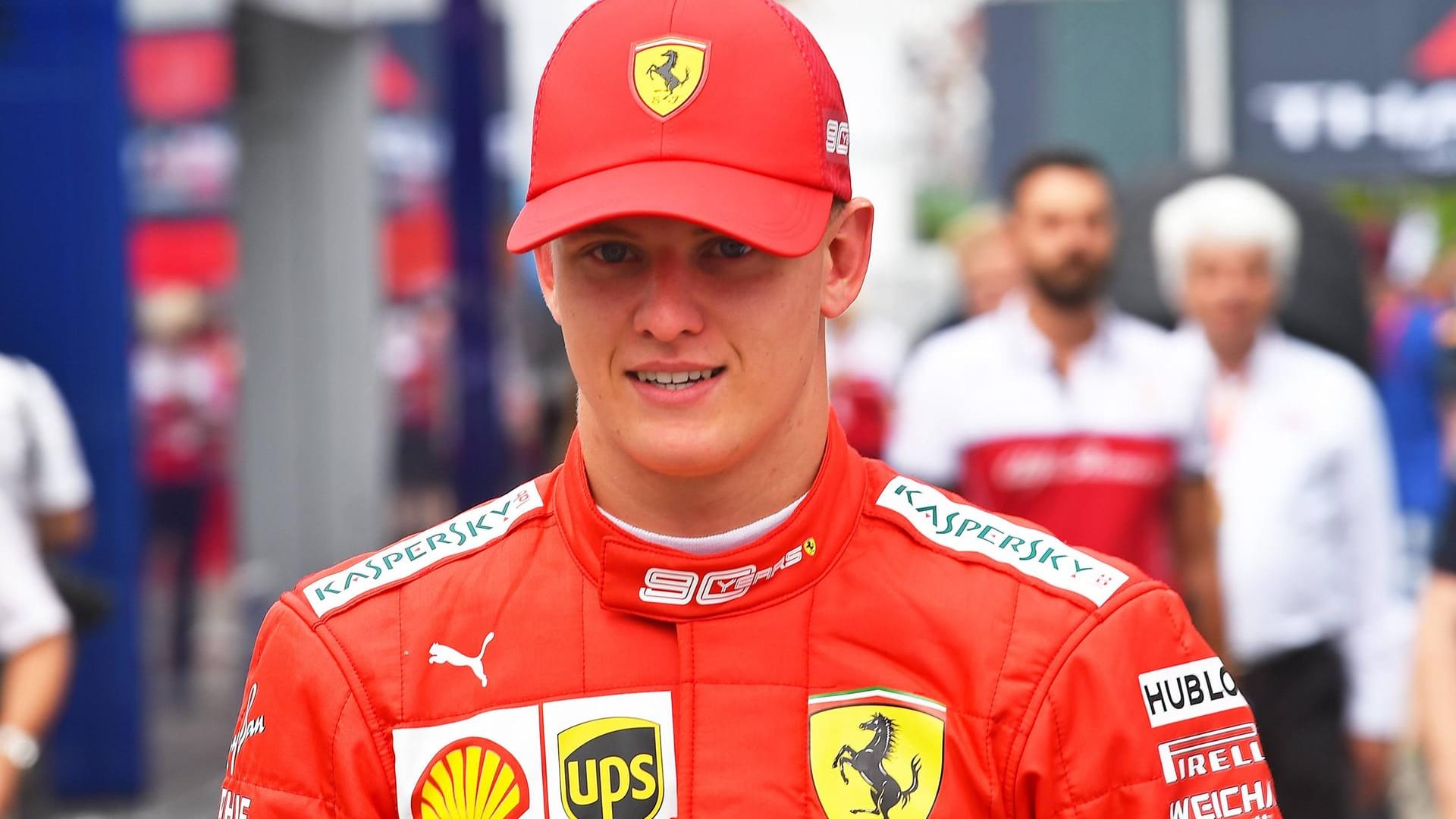 Im Rahmen des Großen Preises von Deutschland drehte Mick Schumacher die Zeit zurück: Kurz vor dem Formel-1-Qualifying verfolgten Tausende Motorsportfans die Ausfahrt des Autos, mit dem sein Vater erfolgreich war.