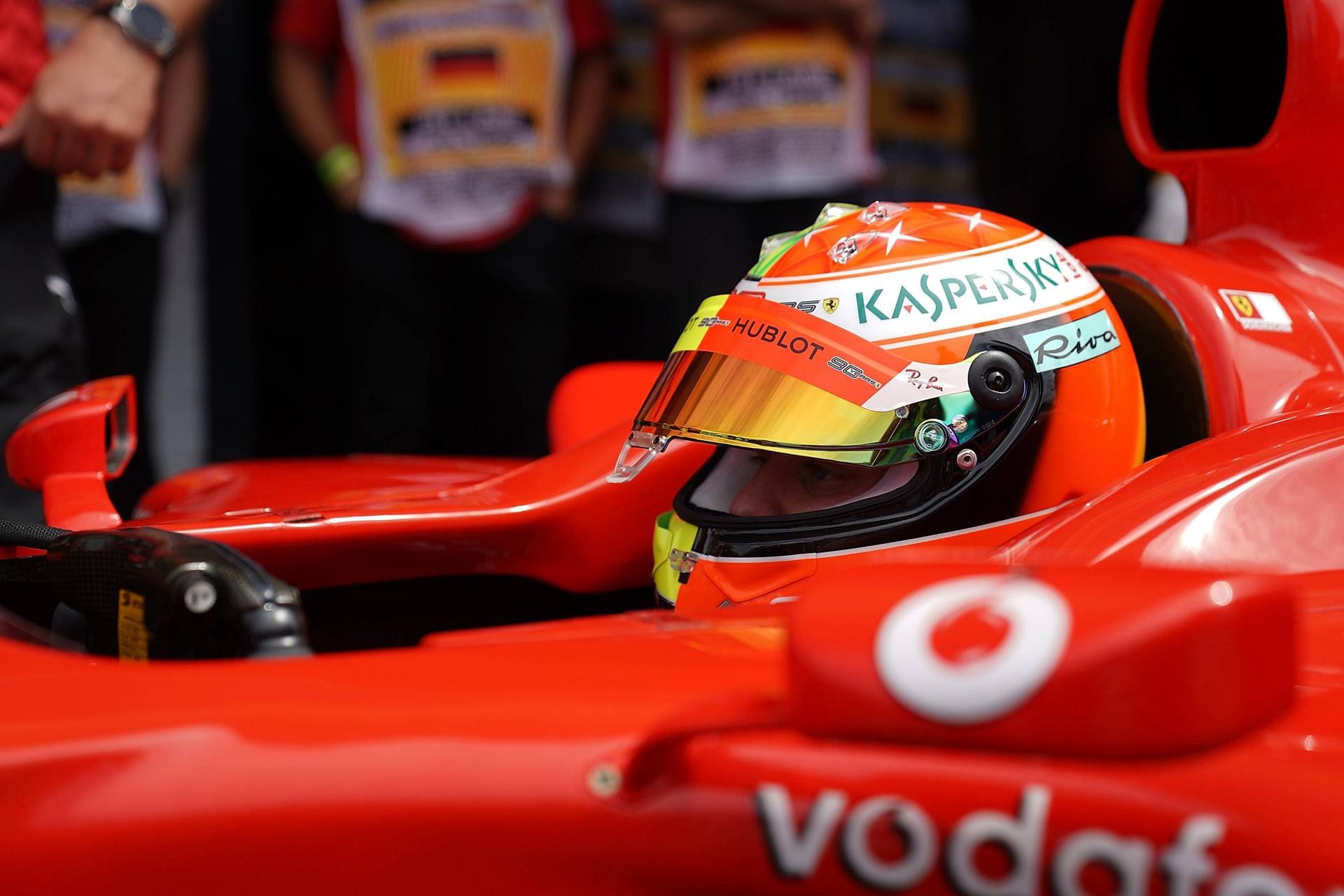 "Ich wäre natürlich lieber noch ein paar Runden mehr gefahren, am liebsten den ganzen Tag", berichtete der Formel-2-Pilot und Ferrari-Zögling.