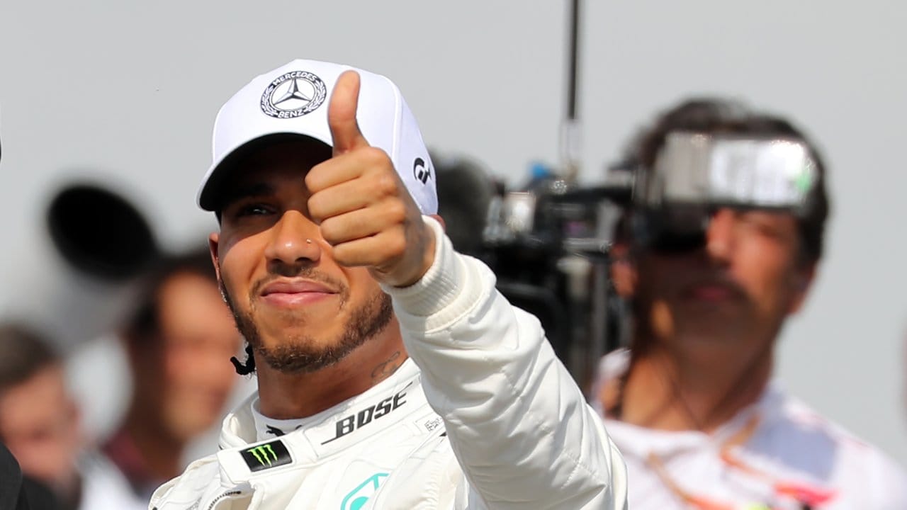 Lewis Hamilton zeigt sich nach dem Qualifying sichtlich zufrieden.