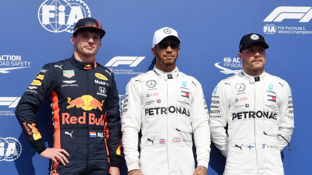 Der Zweitplatzierte Max Verstappen (l-r), Lewis Hamilton und Valtteri Bottas.