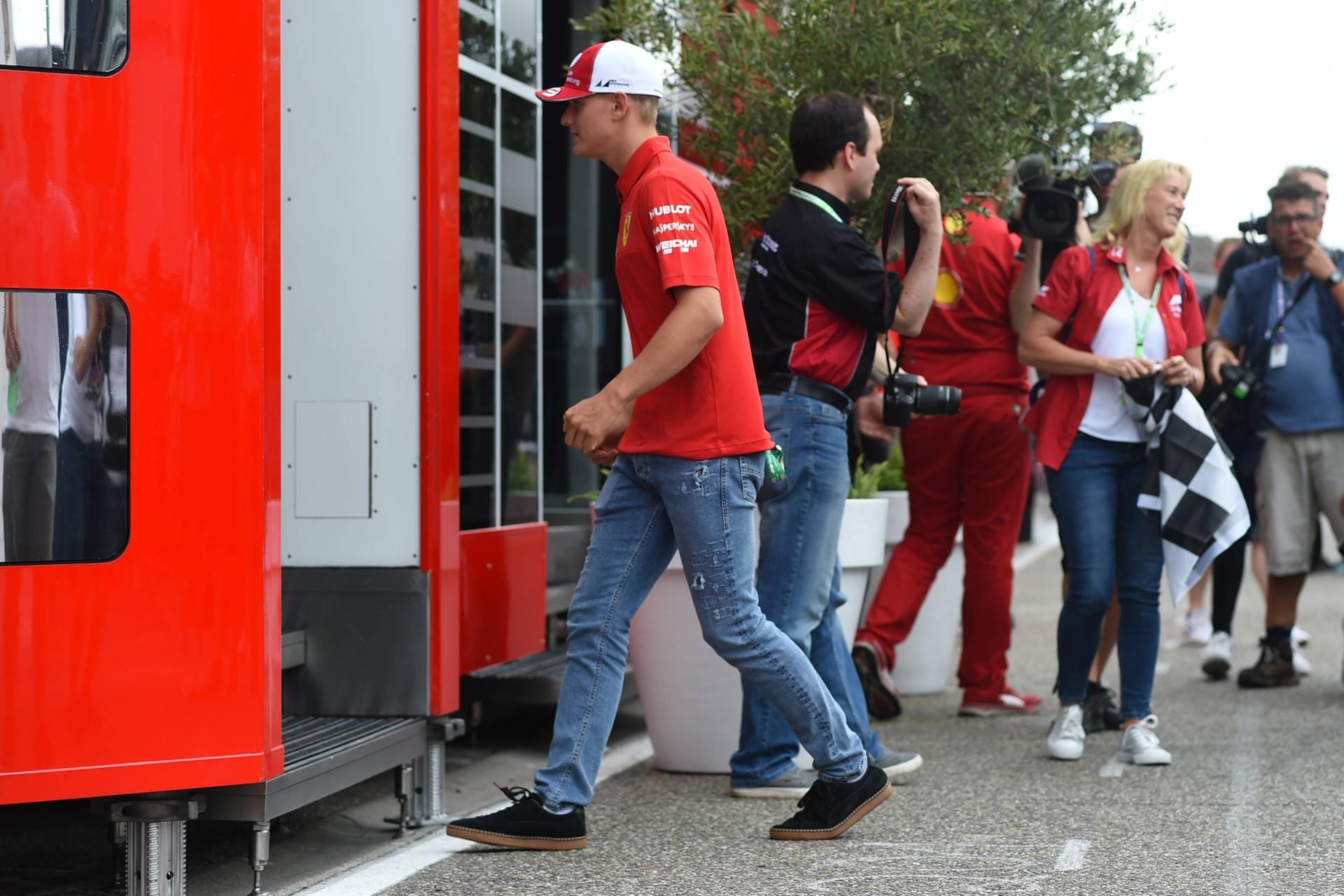 Wieder fast in Zivil: Mick Schumacher in Ferrari-Shirt und Jeans an der Strecke.