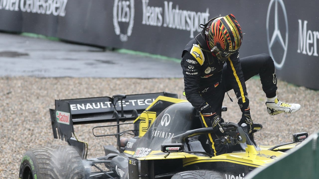 Nico Hülkenberg rutschte mit seinem Renault in die Mauer.