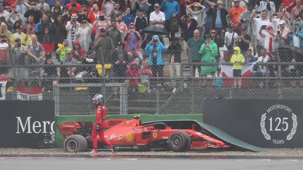 Charles Leclerc musste seinen Ferrari nach einem Fahrfehler am Streckenrand abstellen.