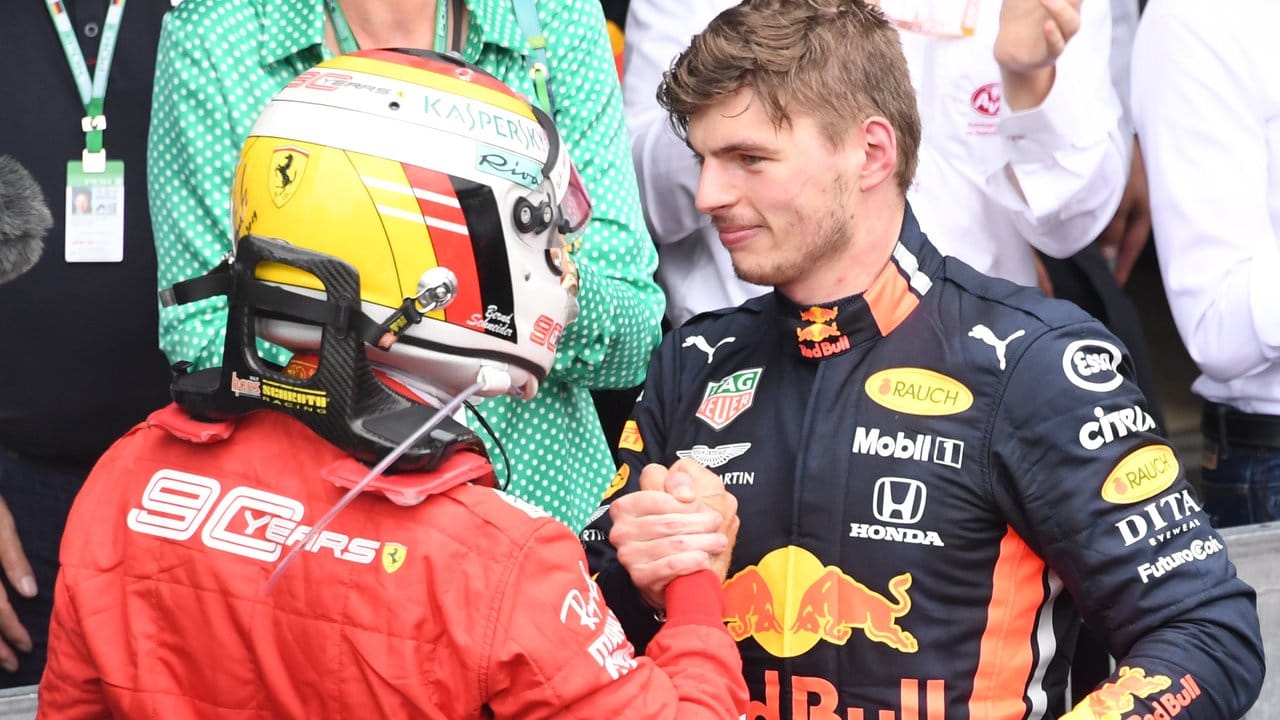 Sebastian Vettel (l) gratuliert Max Verstappen zum Sieg auf dem Hockenheimring.