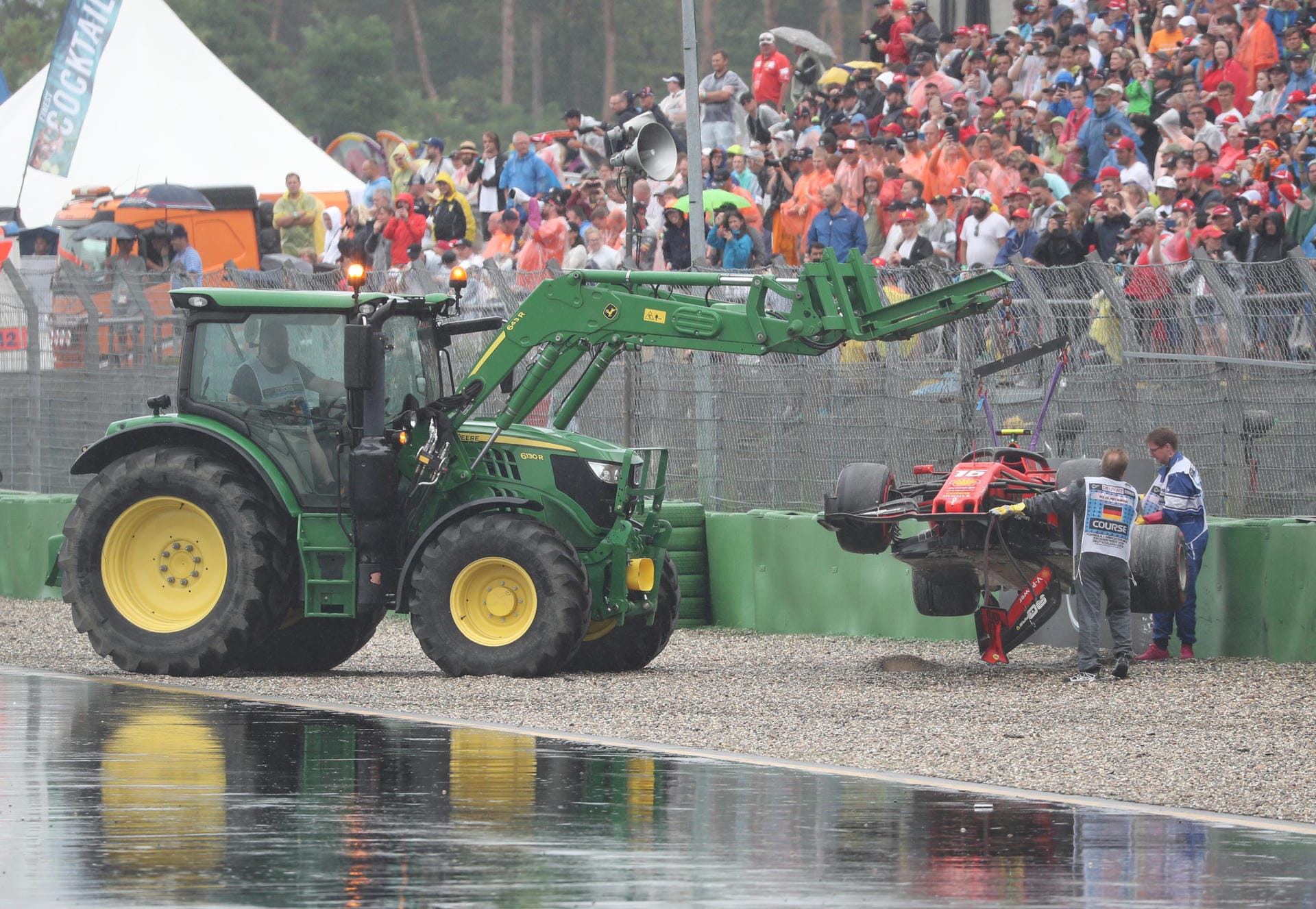Der Traktor rückt an und schleppt den Ferrari ab.