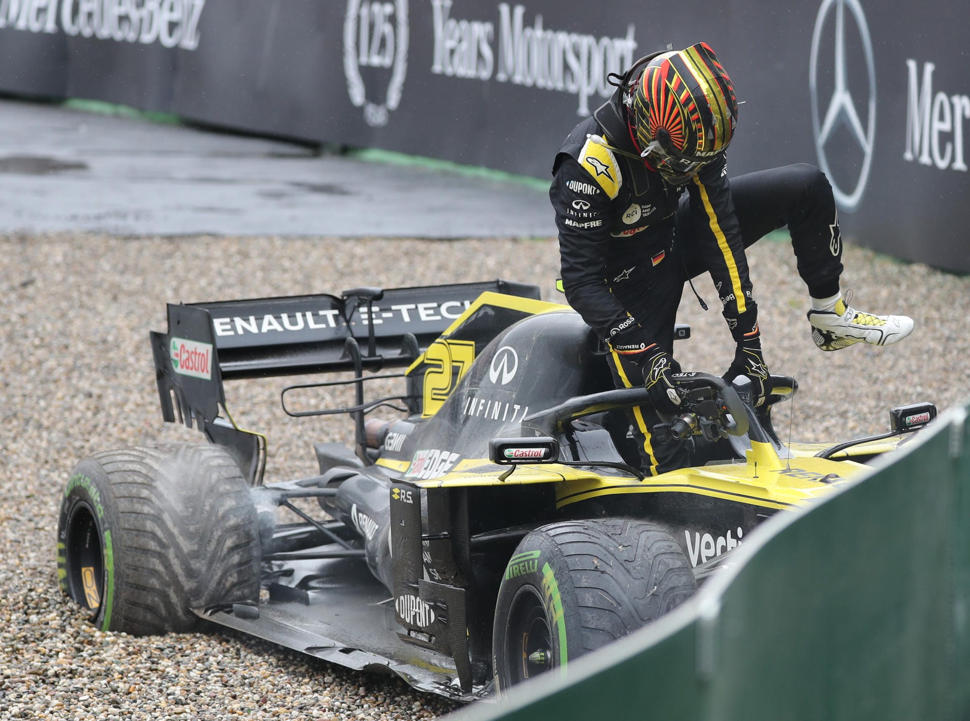 Nico Hülkenberg aus Deutschland liegt mit seinem Renault lange auf Podestkurs. Dann verliert auch er die Kontrolle, aus der Traum vom ersten Podium seiner Karriere.