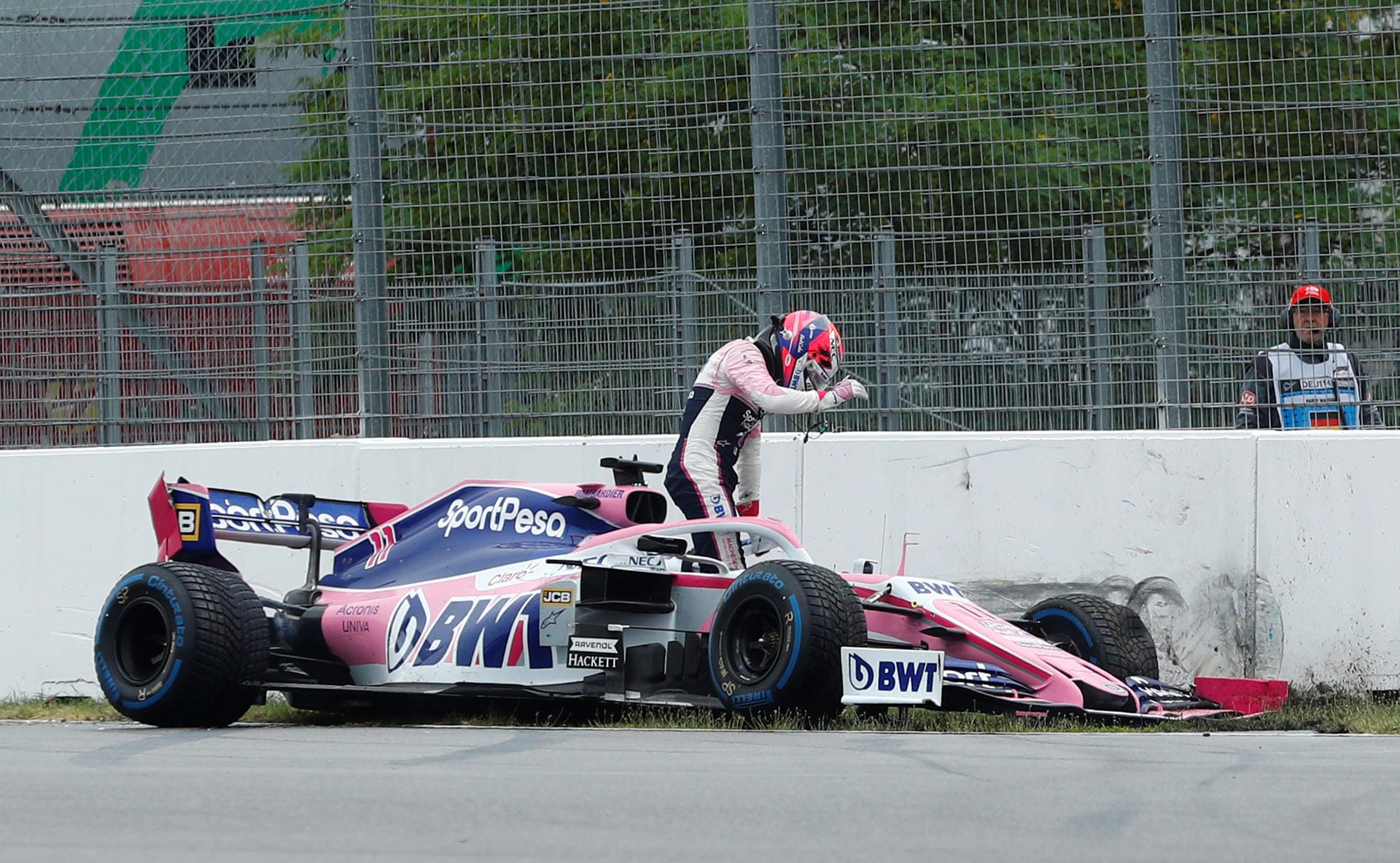 Auch Sergio Perez im Racing Point beendet das Rennen nicht. Sein Bolide landet in der Bande.