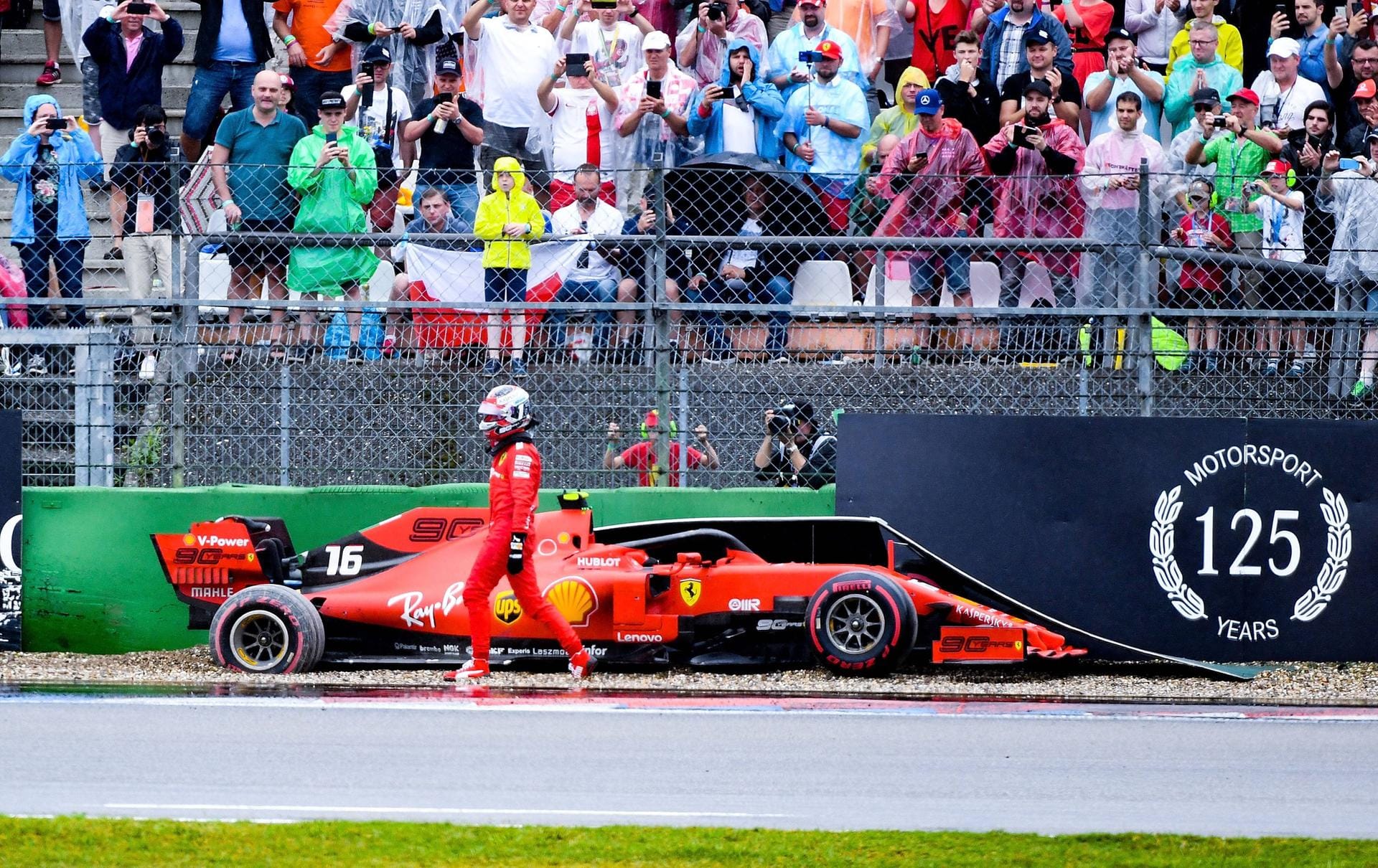 Charles Leclerc liegt in seinem Ferrari auf Podestkurs, bis er in der Opel-Kurve die Kontrolle verliert und mit hohem Tempo in die Bande crasht.