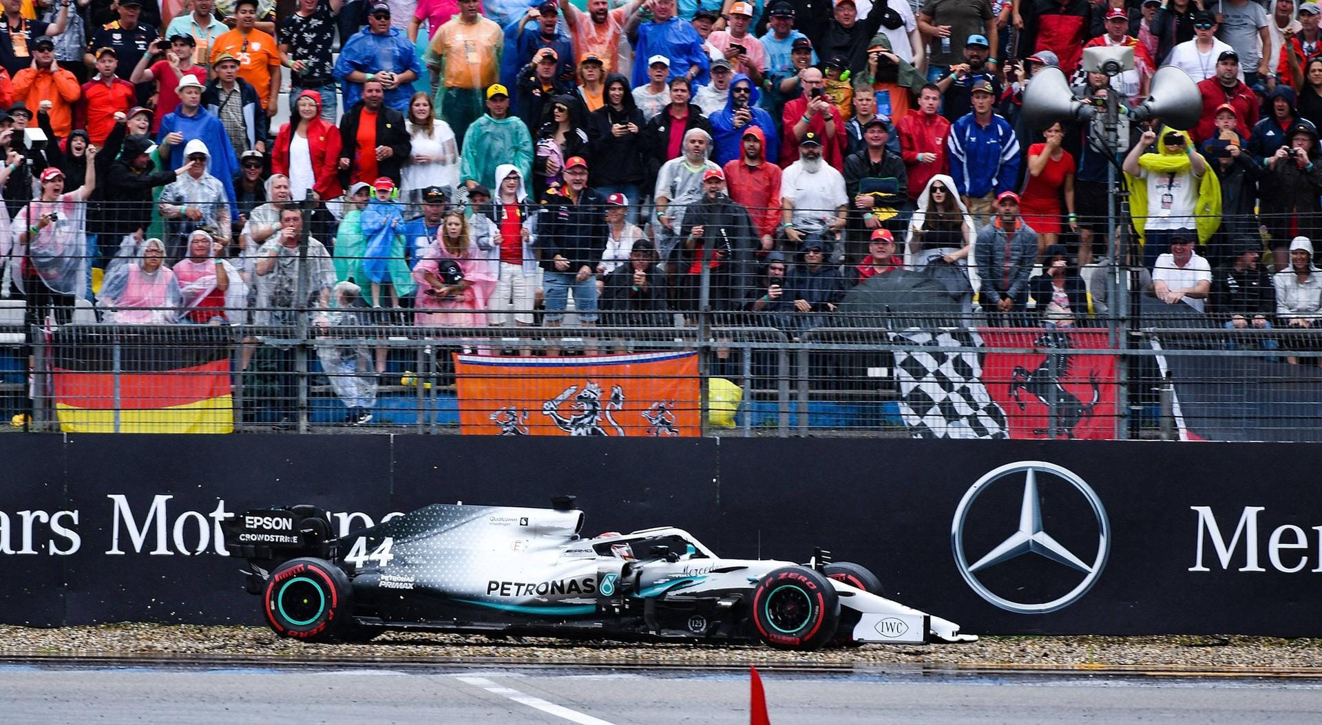 Lewis Hamilton verliert die Kontrolle über sein Auto, landet im Kiesbett und touchiert die Bande.