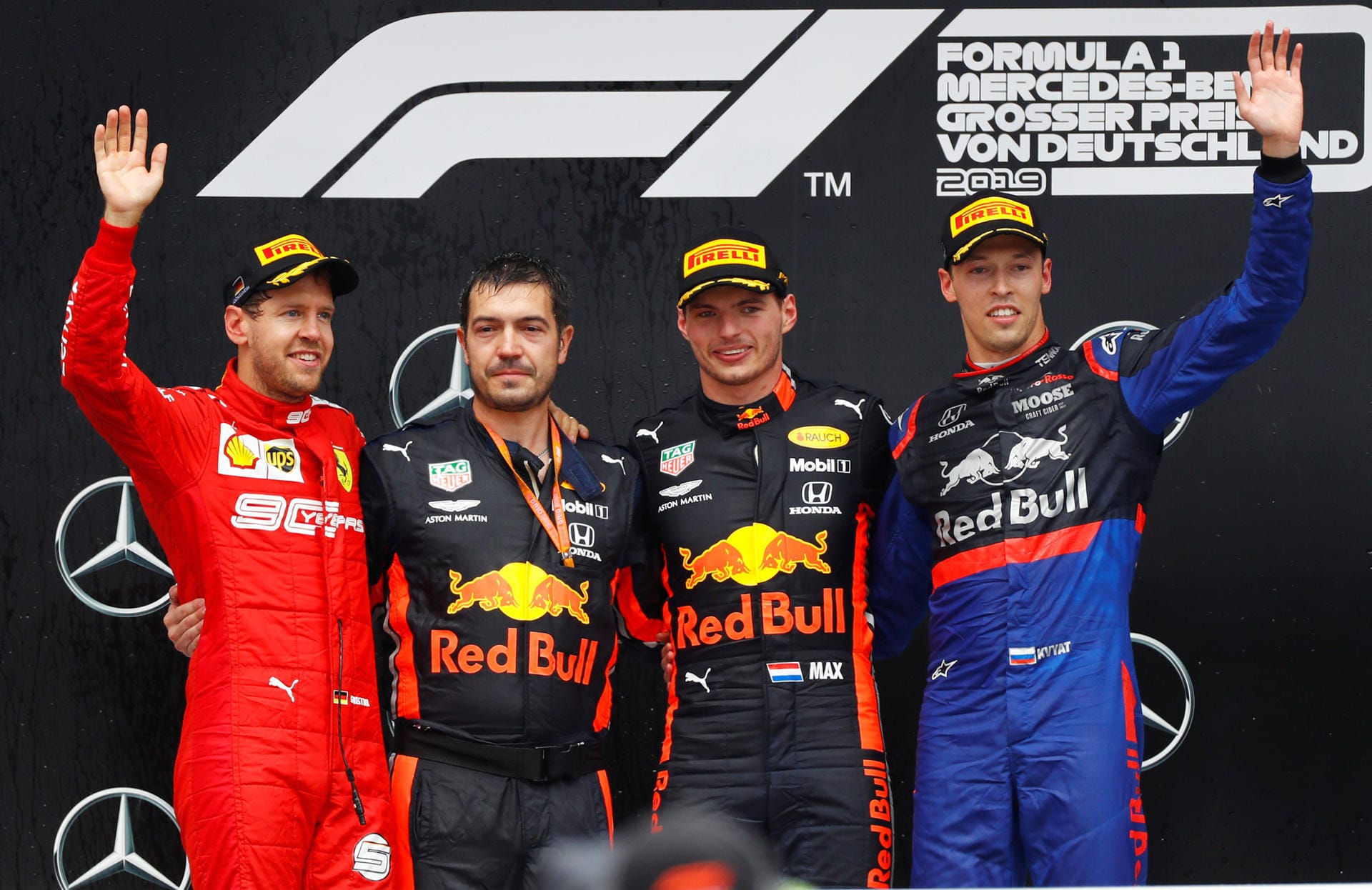 Nach einem spektakulären Rennen auf dem Hockenheimring jubeln der Zweitplatzierte Sebastian Vettel (links), Sieger Max Verstappen (Zweiter von rechts) und der Sensations-Dritte Daniil Kwyat (rechts).