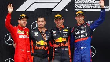 Nach einem spektakulären Rennen auf dem Hockenheimring jubeln der Zweitplatzierte Sebastian Vettel (links), Sieger Max Verstappen (Zweiter von rechts) und der Sensations-Dritte Daniil Kwyat (rechts).