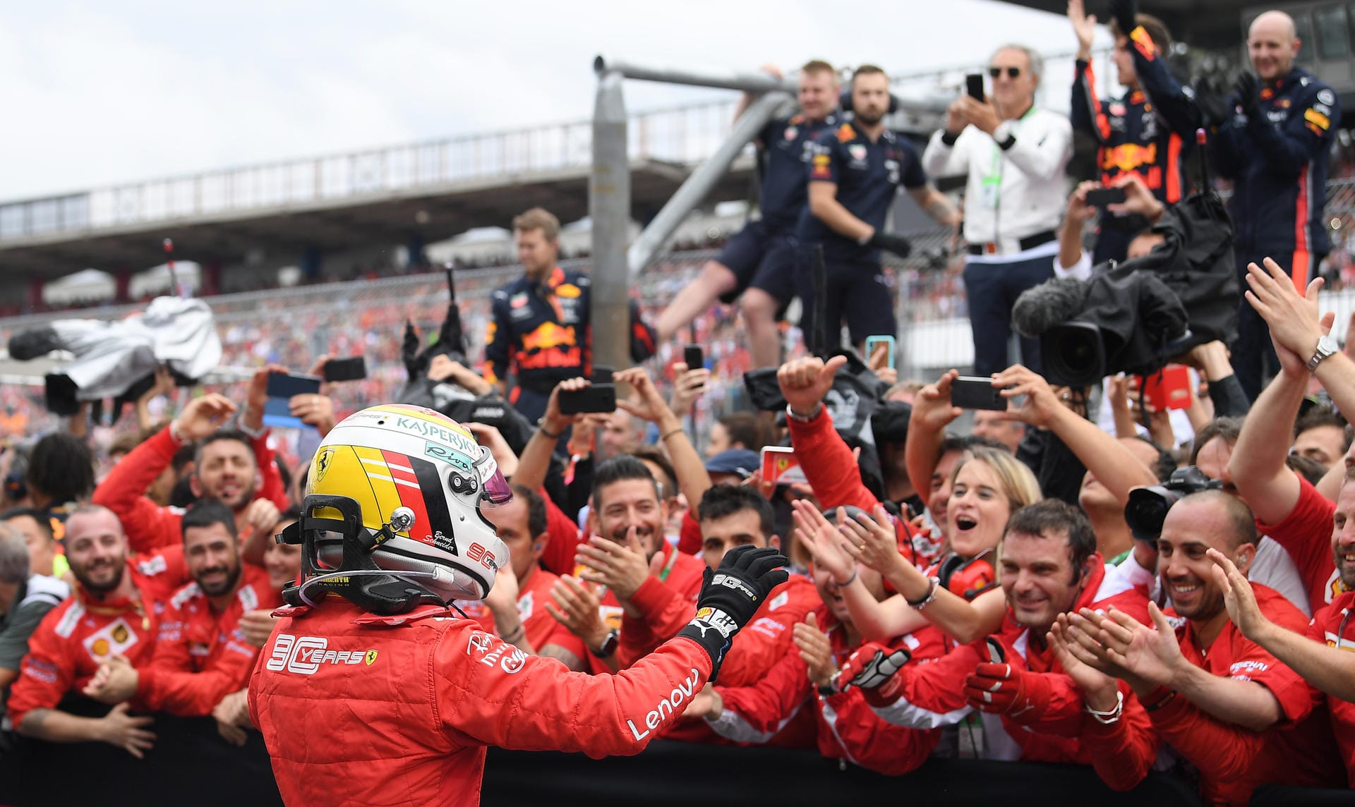 Sebastian Vettel kommt unbeschadet durch das Chaos, fährt von 20 auf Zwei und lässt sich nach dem Rennen feiern.