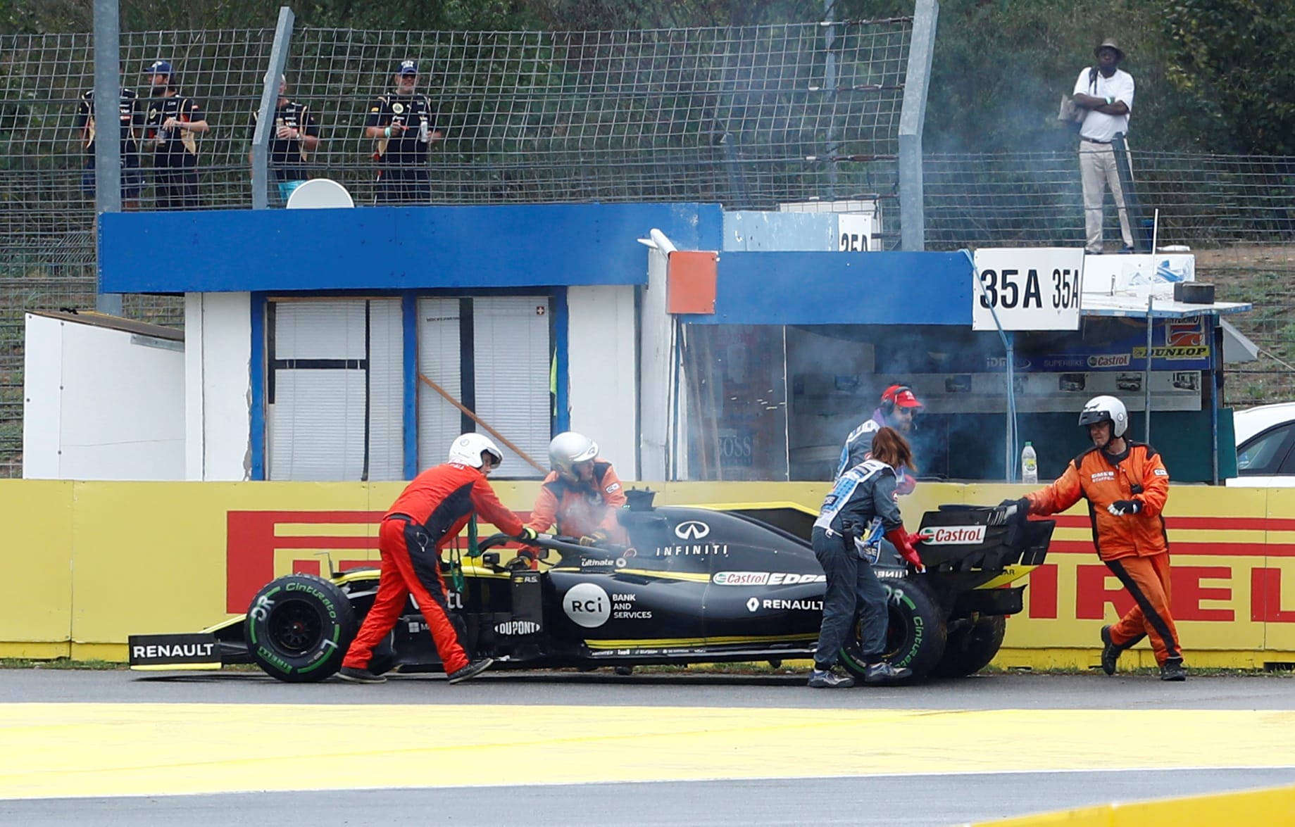 Auch Hülkenbergs Teamkollege Daniel Ricciardo sieht die Zielflagge nicht.