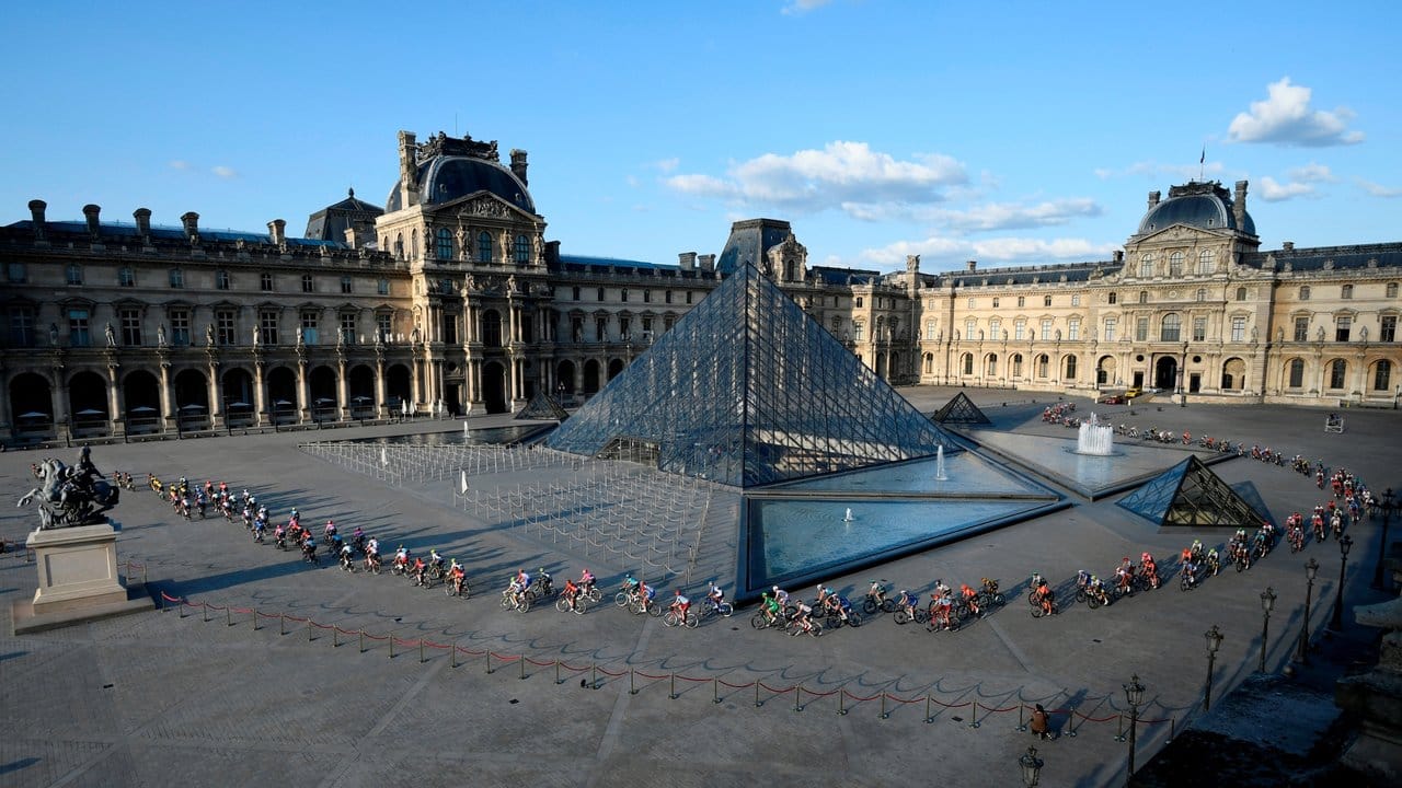 Das Peloton passiert die Glaspyramide im Innenhof des Louvre-Museums.