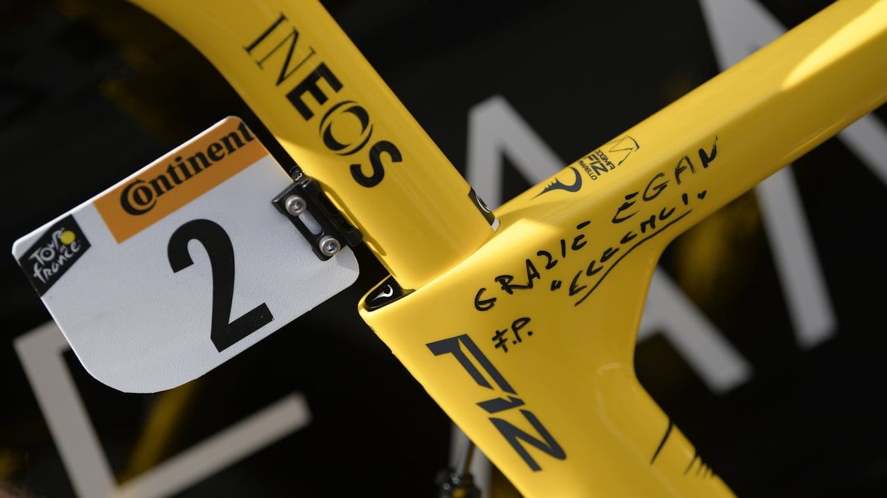 "Grazie Egan" steht auf Bernals gelbem Rennrad.