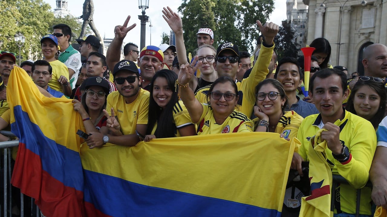 Kolumbianische Fans in Feierstimmung auf der Champs-Élysées.