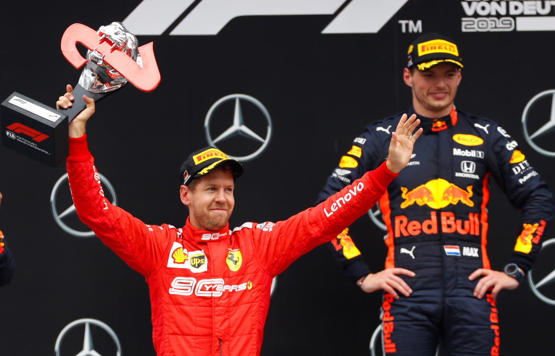 Sebastian Vettel startete auf dem letzten Platz und wurde beim Rennen in Hockenheim am Ende starker Zweiter. Der deutsche Ferrari-Pilot musste sich bei der Regen-Schlacht am Hockenheimring lediglich dem Niederländer Max Verstappen (r.) geschlagen geben. Die internationalen Pressestimmen zum Großen Preis von Deutschland.