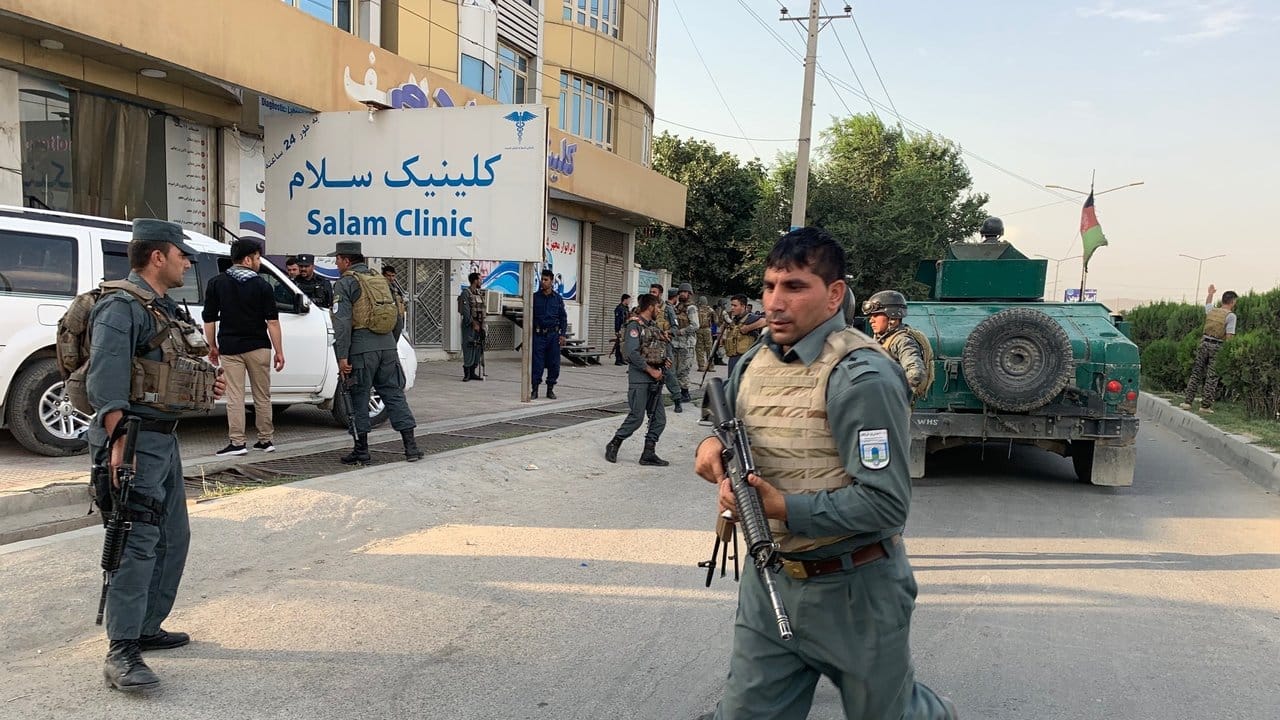 Sicherheitskräfte erreichen den Anschlagsort in Kabul.