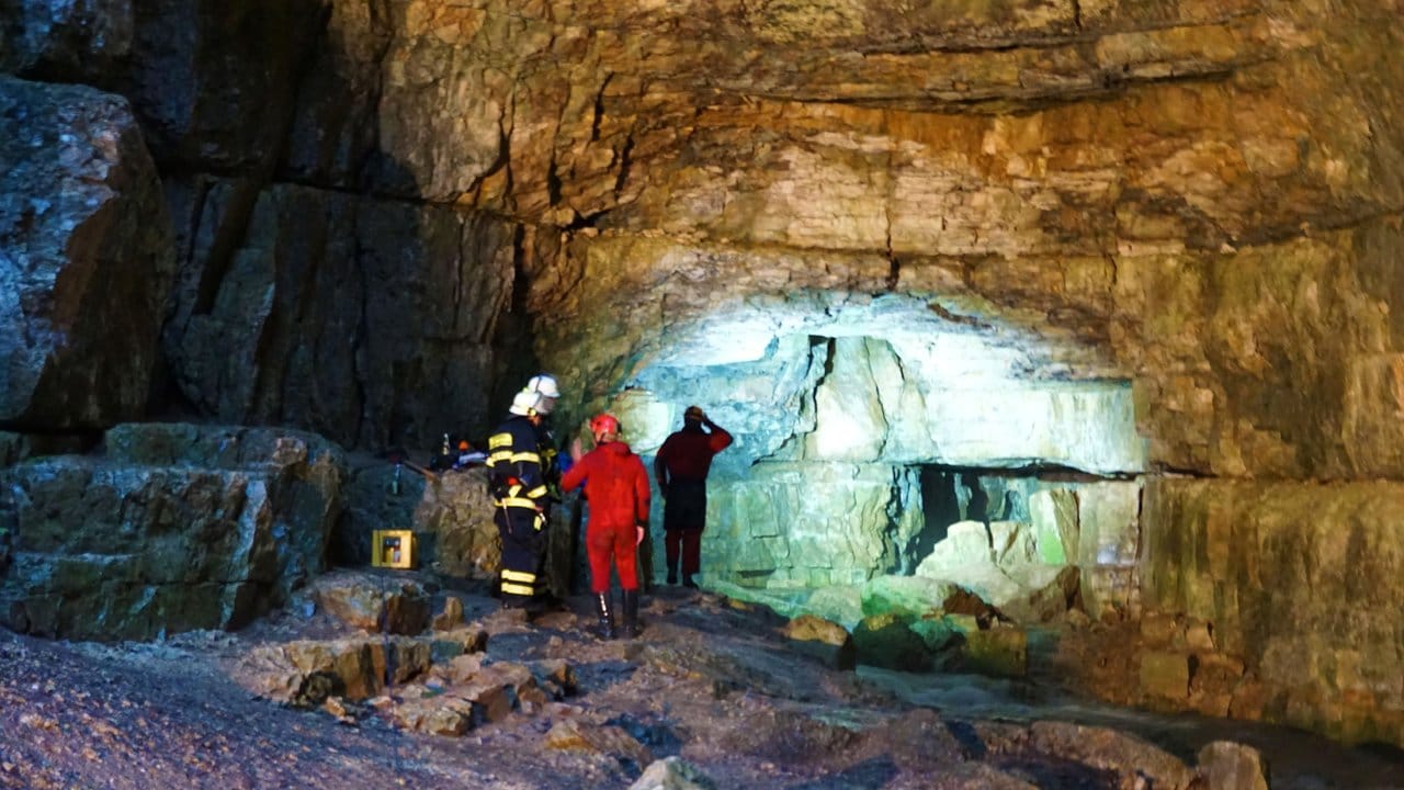 Rettungskräfte an der Falkensteiner Höhle auf der Schwäbischen Alb. Rettungskräfte an der Falkensteiner Höhle auf der Schwäbischen Alb.