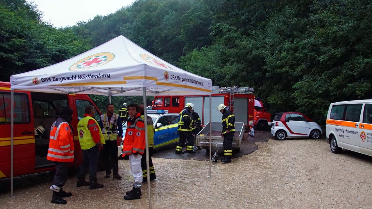 Einsatzkräfte von Bergwacht und Feuerwehr versammeln sich vor dem Höhleneingang. Einsatzkräfte von Bergwacht und Feuerwehr versammeln sich vor dem Höhleneingang.