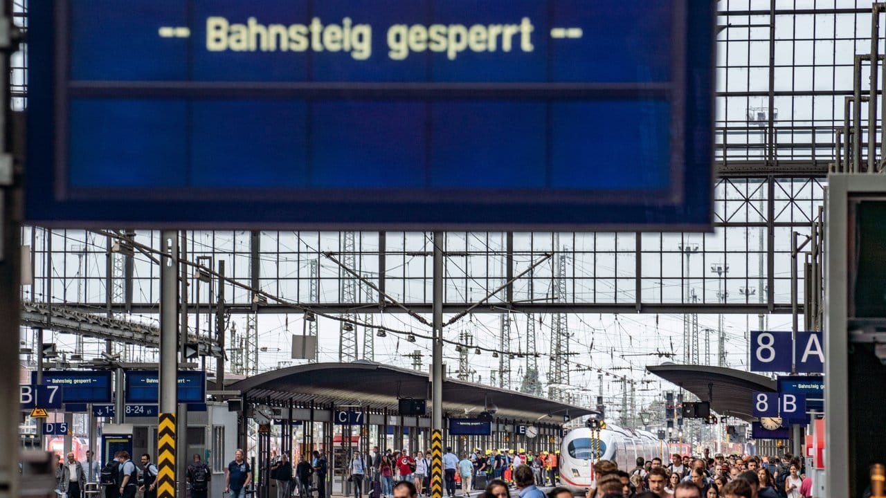 Vier Gleise des Frankfurter Hauptbahnhofs wurden sofort gesperrt.