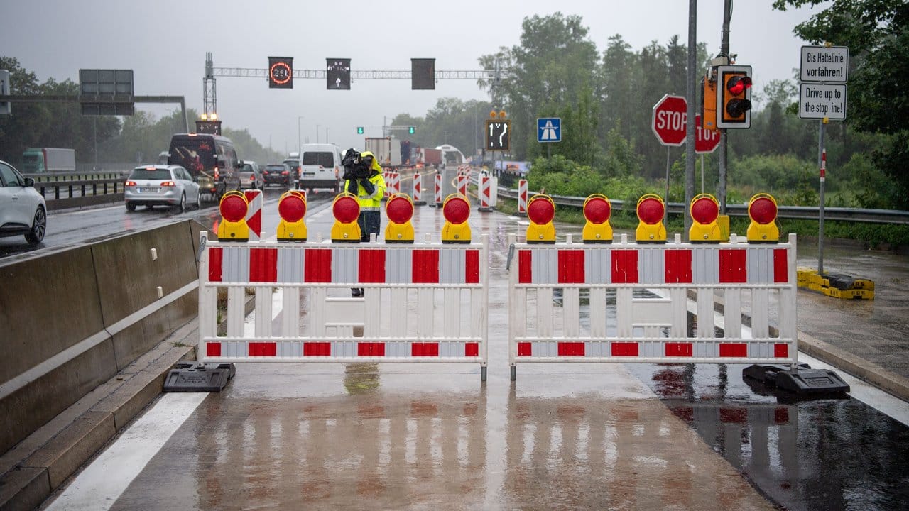 Die Absperrung der noch geschlossenen dritten Spur auf der Autobahn 8 im Bezirk Salzburg in Österreich. Die Absperrung der noch geschlossenen dritten Spur auf der Autobahn 8 im Bezirk Salzburg in Österreich.