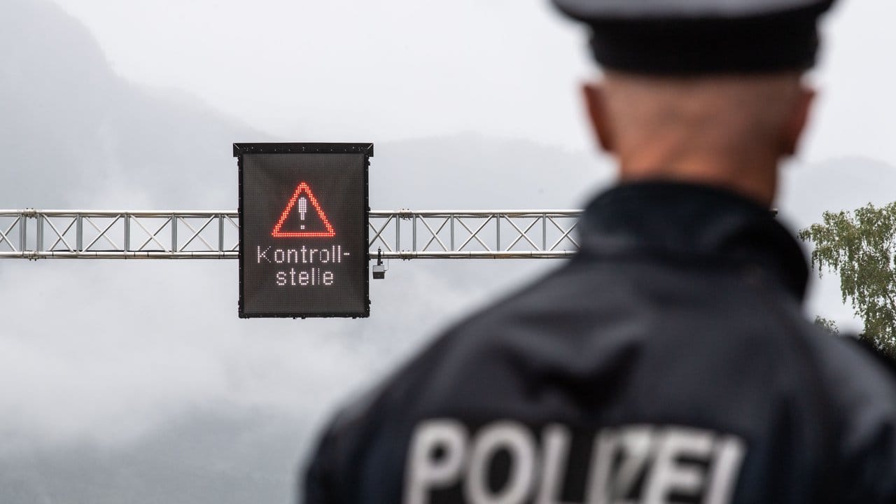 Ein deutscher Polizist nahe der Grenzkontrollstation Walserberg, wo die neue dritte Spur für Grenzkontrollen eröffnet wird. Ein deutscher Polizist nahe der Grenzkontrollstation Walserberg, wo die neue dritte Spur für Grenzkontrollen eröffnet wird.