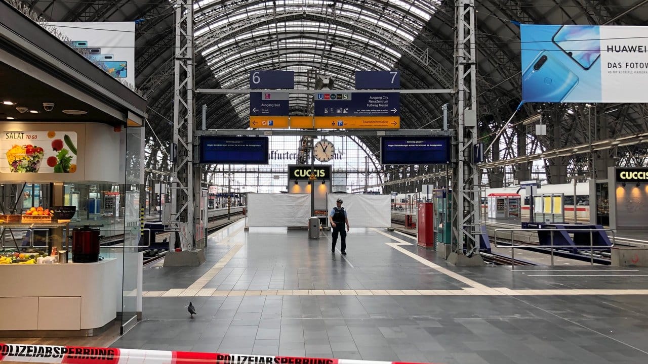 Gesperrte Bahnsteige im Frankfurter Hauptbahnhof, wo ein achtjähriger Junge vor einen einfahrenden Zug gestoßen und getötet wurde.