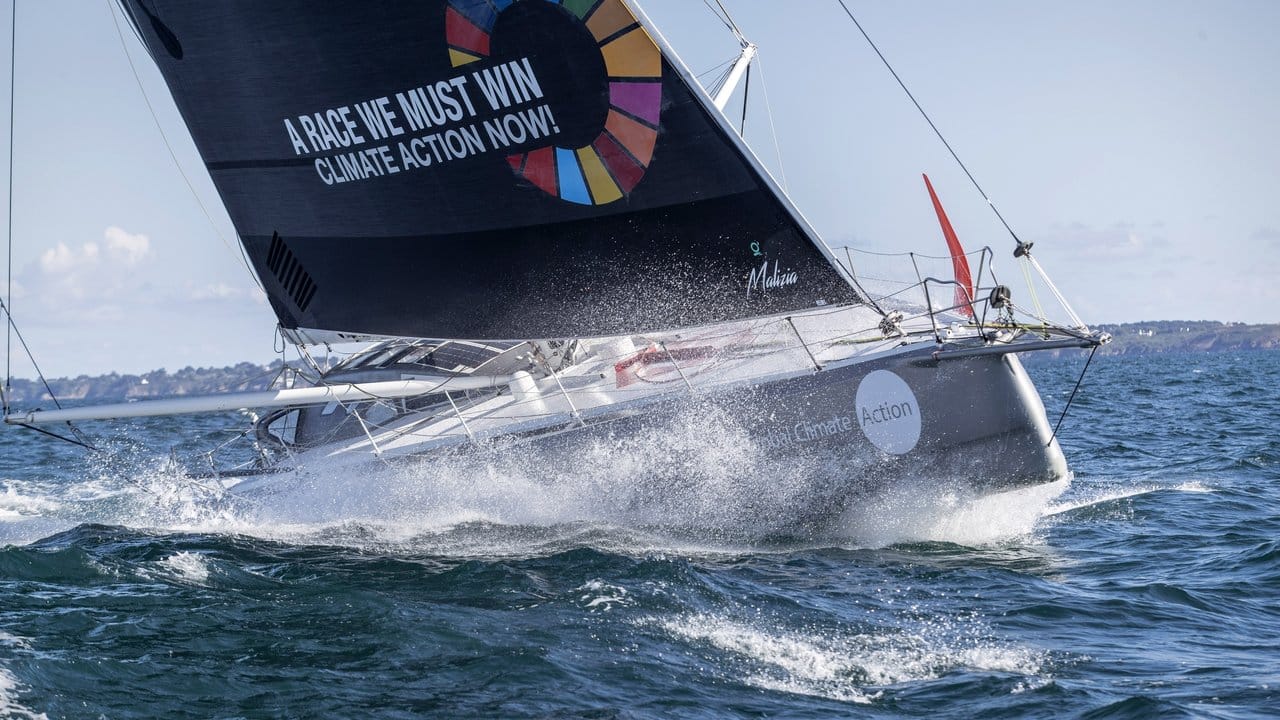 Das 18-Meter-Boot erzeugt die notwendige elektrische Energie an Bord für Navigation und Kommunikation mit Solarpaneelen und Unterwasserturbinen. Das 18-Meter-Boot erzeugt die notwendige elektrische Energie an Bord für Navigation und Kommunikation mit Solarpaneelen und Unterwasserturbinen.