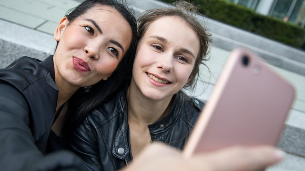 Selfie mit der besten Freundin: Das passt perfekt auf Instagram.