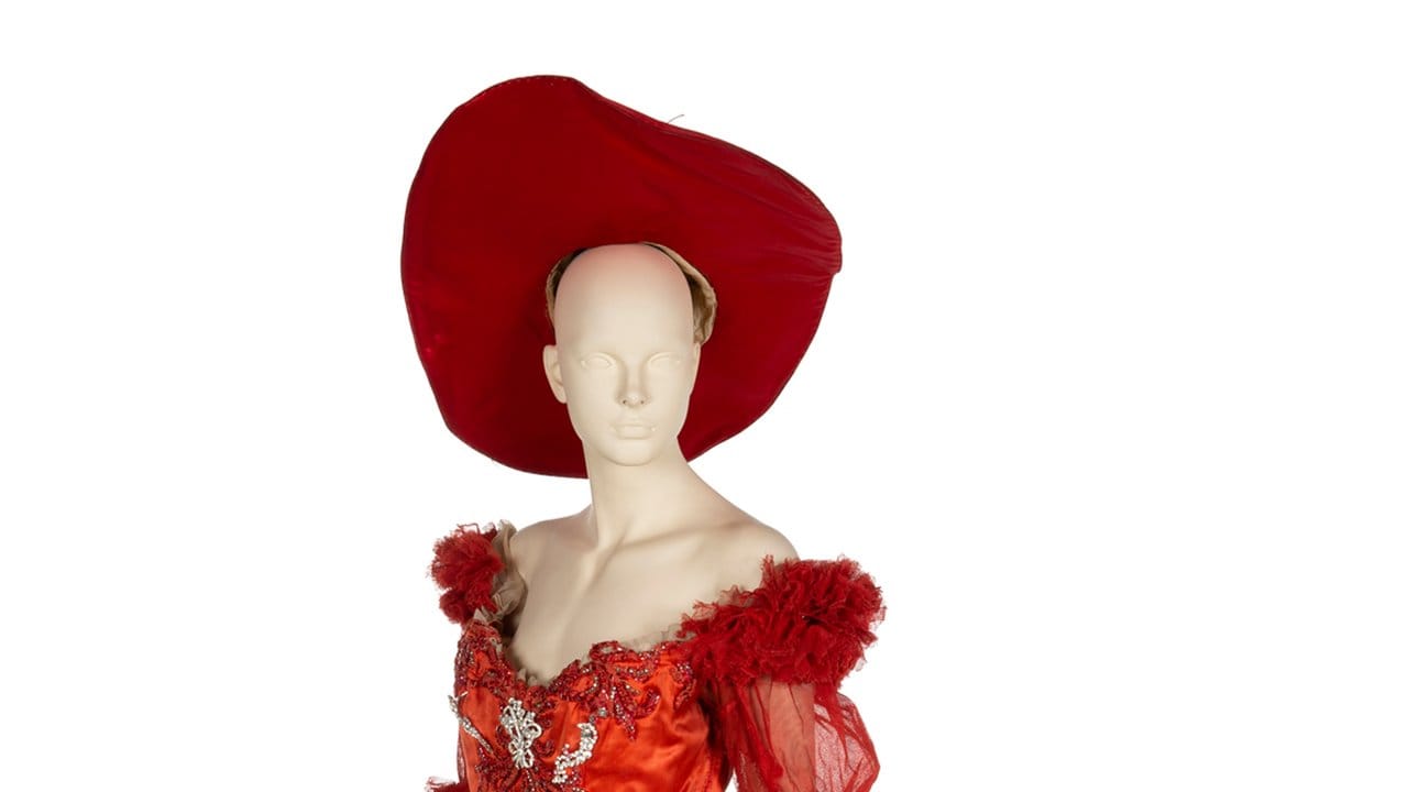 Eine rote Satin-Robe, die von Mae West 1950 in dem Theaterstück "Diamond Lil" getragen wurde.
