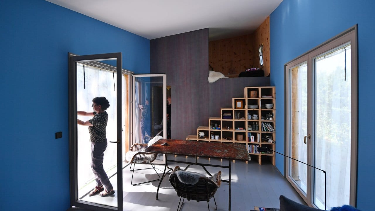 Christiane Hille, Architektin aus Weimar, steht in ihrem von ihr selbst geplanten Tiny House. Christiane Hille, Architektin aus Weimar, steht in ihrem von ihr selbst geplanten Tiny House.