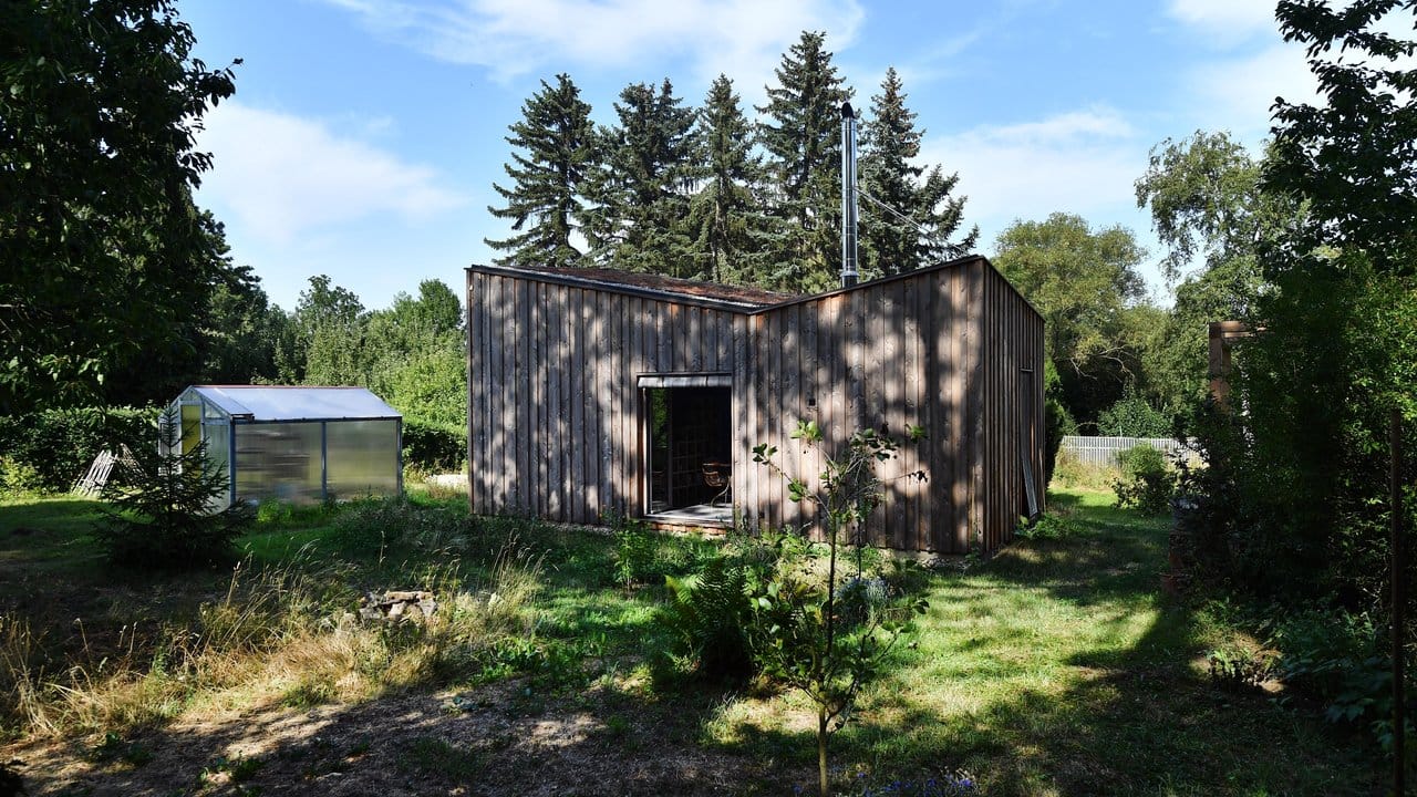 Das von der Architektin Christiane Hille geplante Tiny House steht auf einem Gartengrundstück. Das von der Architektin Christiane Hille geplante Tiny House steht auf einem Gartengrundstück.