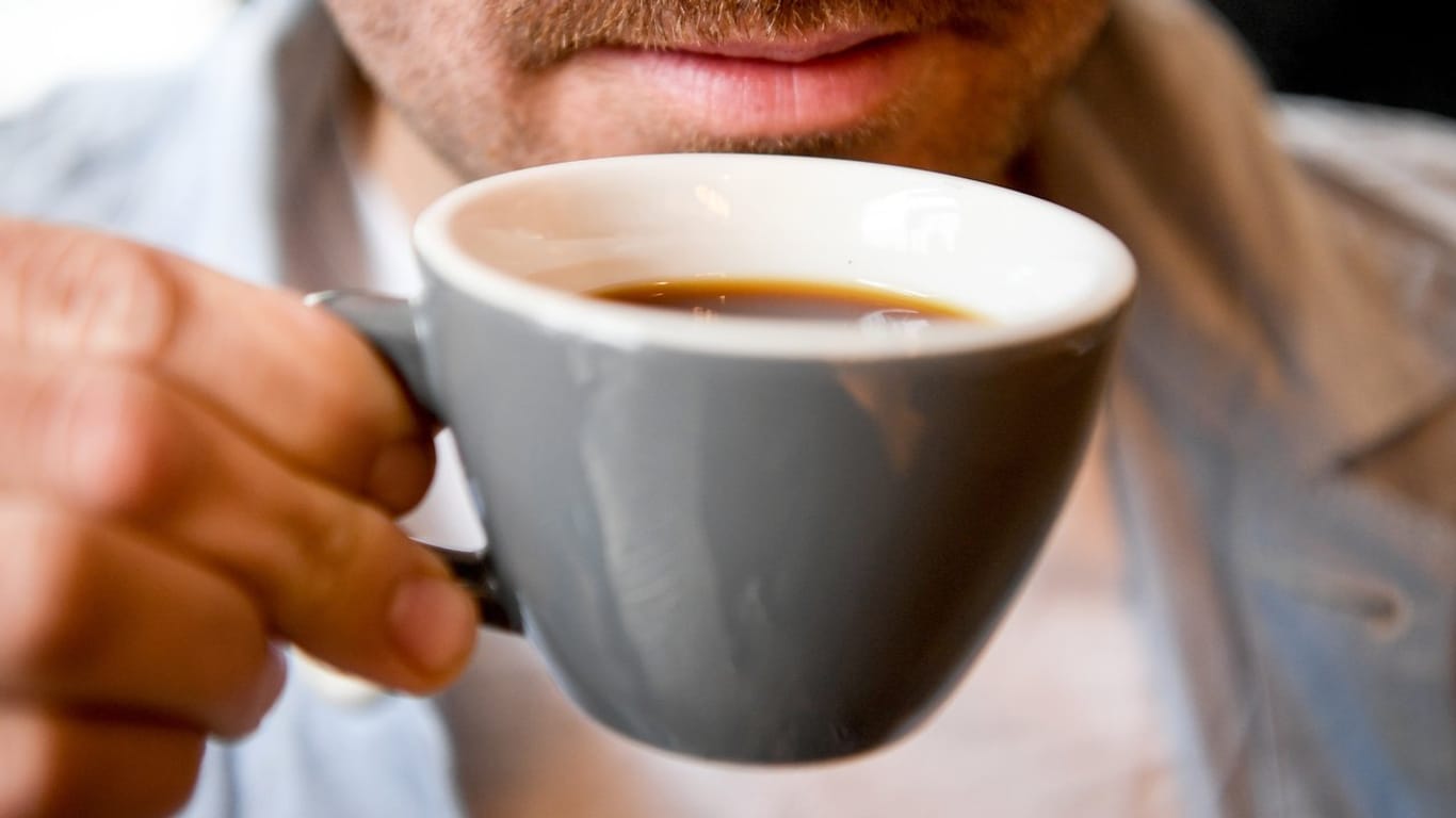 Ein junger Mann trinkt im Kaffee 9 einen Kaffee.