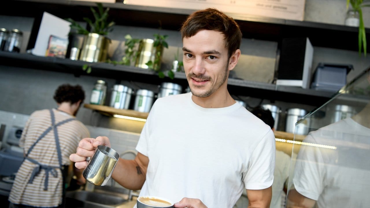 Philipp Reichel bereitet einen Cappuccino im Kaffee 9 zu.