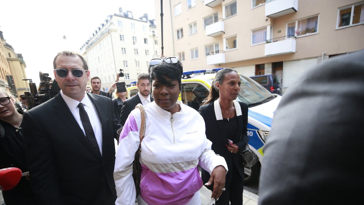 Renee Black, die Mutter von US-Rapper A$AP Rocky, auf dem Weg zum Gericht.