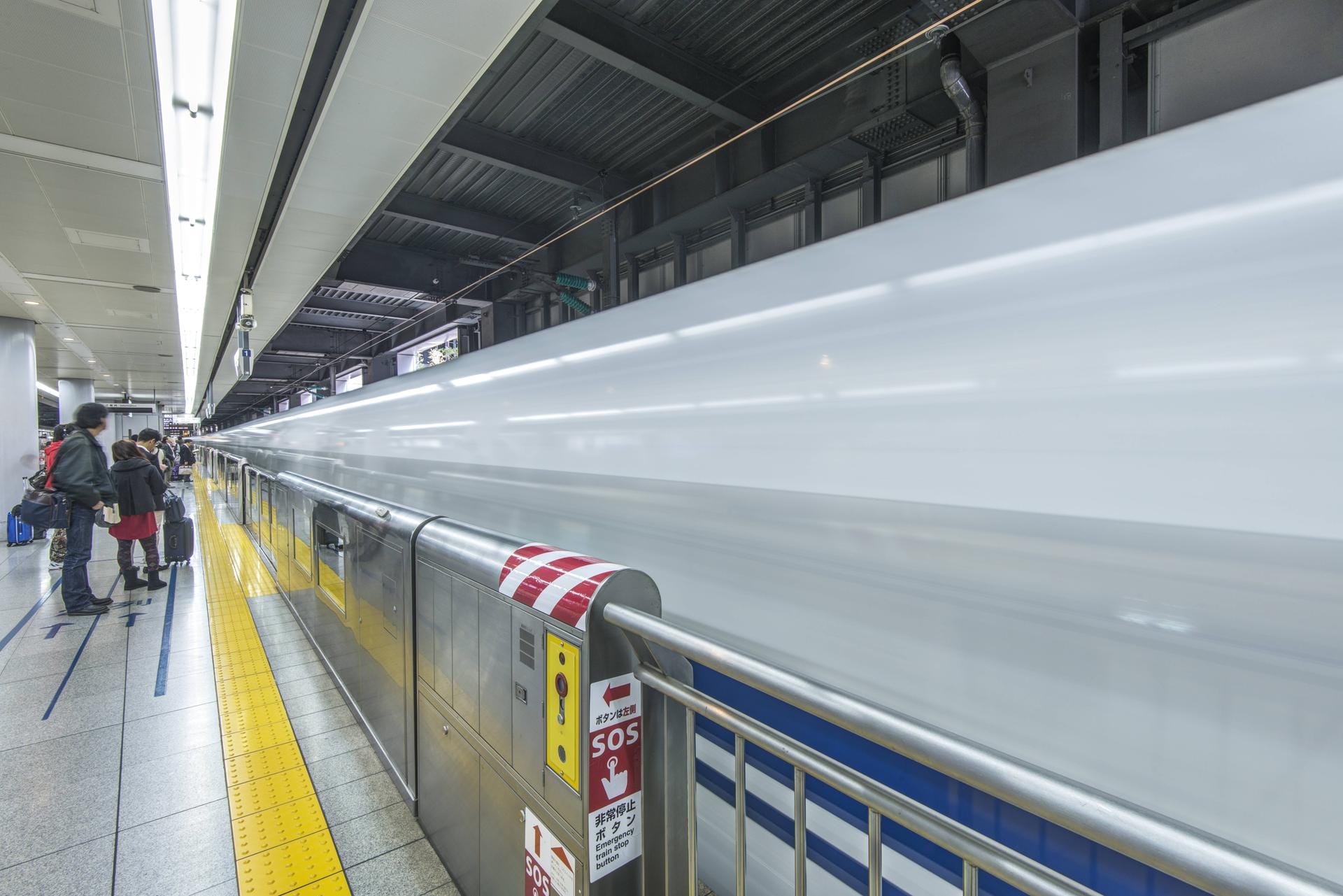 Absperrung an einem japanischen Bahnhof: Sobald ein Zug eingefahren ist, öffnen sich die Schranken.