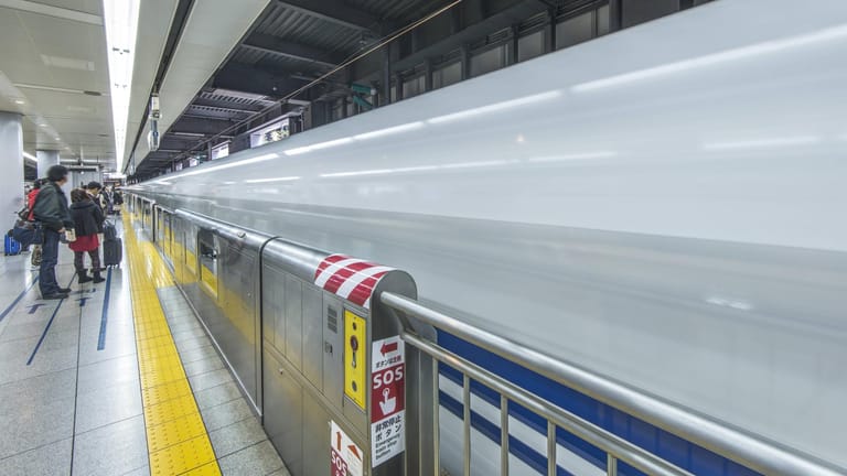 Absperrung an einem japanischen Bahnhof: Sobald ein Zug eingefahren ist, öffnen sich die Schranken.