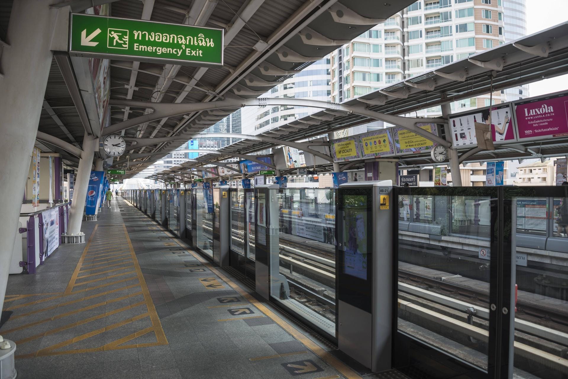 Bahnsteig in Bangkok: Auch hier können die Menschen aufgrund von Glasscheiben nicht auf die Gleise.