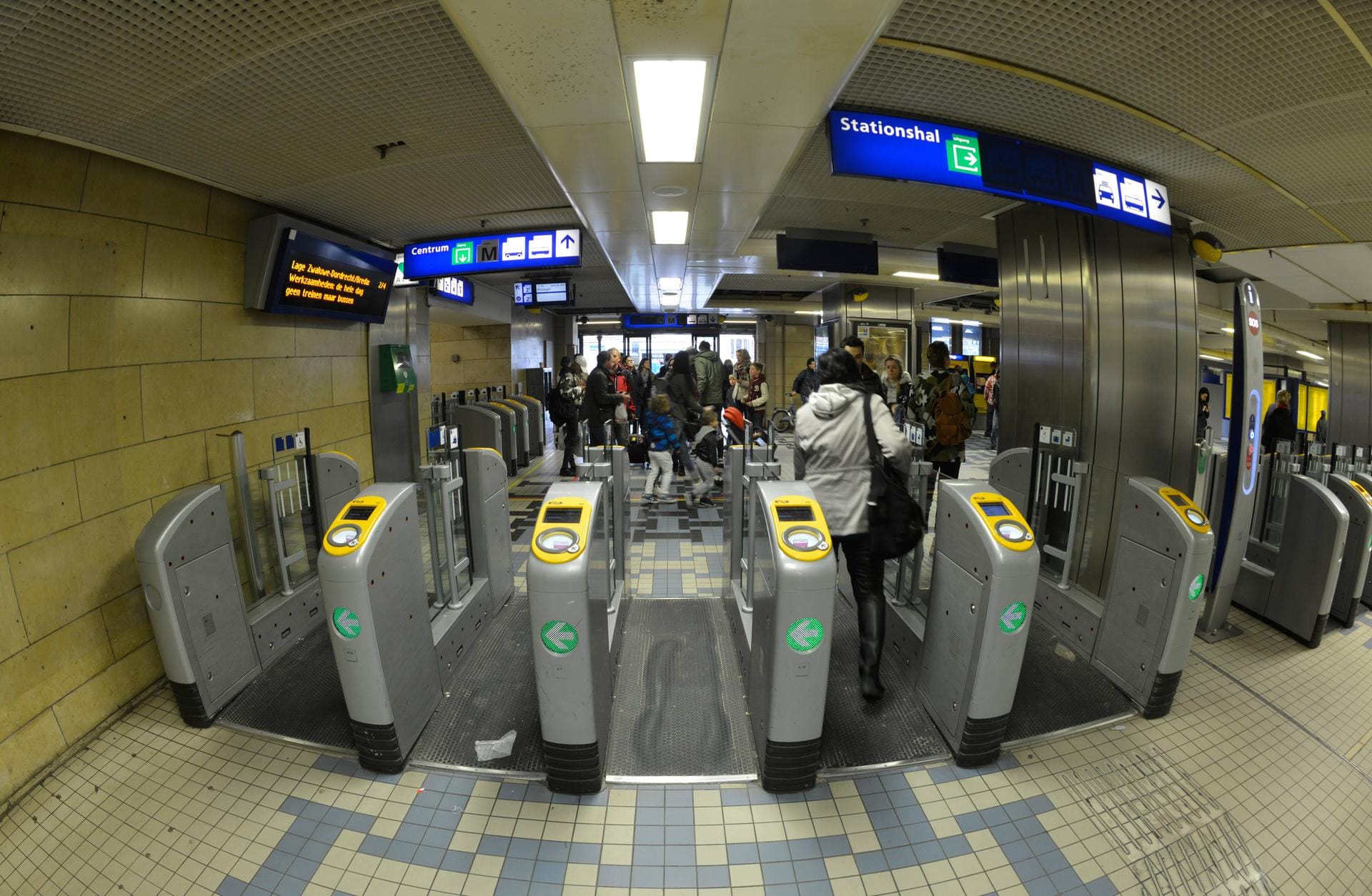 Zugangskontrolle in der Amsterdamer Metro: Ohne Ticket gelangen die Fahrgäste nicht zu den Gleisen.
