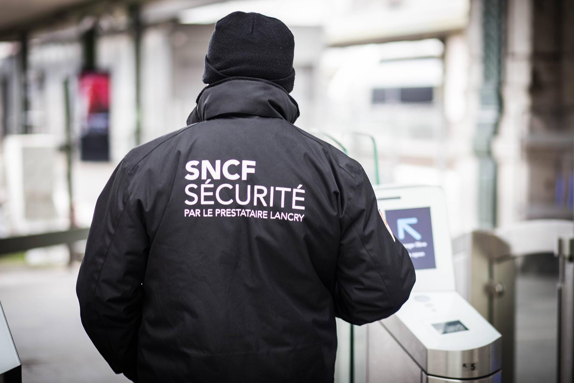 Security-Mitarbeiter am Pariser Bahnhof: Die Mitarbeiter kontrollieren die Fahrgäste.
